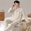 Pijama de algodón de manga larga y pantalón largo para hombre en stock, conjunto de dos piezas con cuello de solapa y diseño de botones, adecuado para transmisiones en vivo y comercio electrónico transfronterizo, ropa de casa para hombre