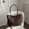 Bolsa de Ombro Tecida Grande Capacidade Retro Outono/Inverno com Design Inovador 2026 Novo Estilo Versátil da Moda Bolsa de Mão para Trabalho e Dia a Dia