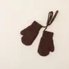 Diseño simple se refiere a guantes de punto para niños, guantes de lana de una sola capa cálidos de invierno, manoplas de estilo colgante para bebé con correa para el cuello