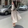 Trench coat branco de comprimento médio para mulheres, novo estilo primavera/outono 2026, caimento petite, estilo coreano, de abotoamento duplo, com caimento fluido