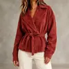 Casaco feminino curto de camurça novo estilo outono e inverno europeu e americano, com gola de lapela, cintura com amarração, corte solto, jaqueta de manga longa para mulheres