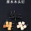 Chinchetas de madera de cuatro colores mezclados creativas en un tubo con clip para oficina, pintura, arte y fijar fotos