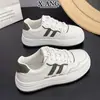 Sapatos Brancos de Cadarço de Couro Bovino de Primeira Camada Femininos 2026 Outono Inicial Novos Sapatos Versáteis para Estudantes Sapatos Casuais Esportivos para Skate