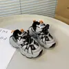Zapatos deportivos de moda para niñas 2025, nuevos para primavera y otoño, suela suave para niños, parte superior de malla, transpirables y ligeros, estilo "dad shoes"