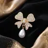 Exquisito Broche de Lazo Estilo Francés para Mujer, Perla y Pedrería, Pin Versátil Anti-Exposición para Cuello, Accesorio para Cárdigan