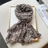 Bufanda larga de seda de Bali de moda con estampado de leopardo clásico europeo y americano, versátil, 80*180 cm, chal elegante y único para chicas a la moda