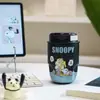 Botella de agua térmica Snoopy de acero inoxidable 316, diseñada para niñas, con un aspecto elegante, perfecta para que los estudiantes la usen en la escuela, cuenta con un asa para transportarla fácilmente y una tapa de tipo pop-up