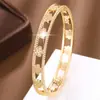 Moderna e Versátil, Exquisito e Elegante Design de Flor Vazada Pulseira da Moda para Meninas, Luxo Leve com Temperamento de Alto Padrão, Exclusivamente para Vendas Transfronteiriças