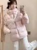 Jaqueta de Algodão com Penas Rosa para Mulheres, Estilo Curto, Novo Modelo Inverno 2025, Casaco Petite com Capuz, Jaqueta Puffer Doce
