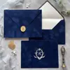 Sobre de terciopelo marrón oscuro con logo de marca estampado en dorado, tarjeta acrílica de borde dorado irregular, invitación de negocios