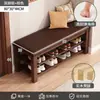 Um banco para trocar de sapatos pode ser colocado na entrada, servindo como um assento para calçar sapatos, um banco para sentar e um porta-sapatos com acolchoamento macio, tudo em um.. Este sapateiro de estilo nórdico também pode ser usado como assento