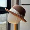 2026 Novo Chapéu de Pescador Elegante Estilo Hepburn Vintage com Tira para Mulheres, Aba Enrolada, À Prova de Frio, Quente, Emagrecimento Facial, Elegante