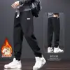 Pantalones casuales para hombre, nueva colección de invierno 2026, marca de moda, forrados de polar para abrigar, corte holgado, elegantes, con puños elásticos, pantalones deportivos largos