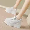 Tenis blancos de suela gruesa para mujer 2026 verano y otoño, zapatos casuales que aumentan la altura para mujeres bajitas, zapatos versátiles ligeros y de moda
