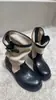 2026 Nova Moda Fivela de Cinto Estilo Britânico Botas Femininas de Cano Médio com Salto Bloco Versátil Emagrecedoras Botas de Salto Médio Amassadas