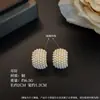 Pendientes anchos en forma de C con incrustaciones completas de perlas de vidrio de lujo ligero para mujer, joyería retro de moda con temperamento para el día a día, venta al por mayor