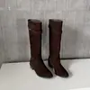 Tendencia de celebridad de internet 2026 otoño botines slip-on de motociclista punta redonda tacón bajo botas altas piel de vacuno nobuk marrón botas altas