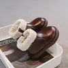 Botas para meninas 2026 novas botas de neve infantis de inverno, sapatos peludos, forrados com fleece, botas de couro para meninas pequenas, botas Martin, botas curtas