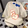 Camiseta de Algodão Puro Estilo Ins de Manga Curta Fresca e Versátil para Mulheres com Divertido Design de Maçã Top Estilo Casal para Homens