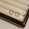 Pendientes Delicados de Lazo con Perlas de Concha Triturada, Redondos y Delicados, Exquisitos Pendientes de Nicho con un Ambiente Elegante de Alta Gama