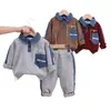 Traje para Niños para Primavera y Otoño 2026 Nuevo Conjunto de Dos Piezas de Mezclilla con Cuello Camisero POLO con Bolsillo Sudadera, Manga Larga para Niños Pequeños, Moderno