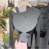 Camiseta de manga larga para mujer con cuello asimétrico, corte ajustado, base negra para primavera y otoño, un top de alta gama, deslumbrantemente hermoso