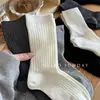 Meias Brancas e Cinzas para Mulheres, Meias de Cano Médio, Meias Longas de Algodão Puro para Primavera e Outono, Meias Japonesas Estilo Slouch com Listras Verticais Caneladas, Combinadas com Sapatos Pequenos de Couro, Modernas