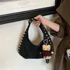 Bolso tipo dumpling de cuero suave tachonado estilo biker de nicho coreano para mujer, nuevo modelo 2026, bolso de hombro y axila de gran capacidad para el día a día