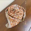 Bufanda pequeña cuadrada de terciopelo con hebilla, estilo coreano, flores, plantas, letras, a juego para otoño e invierno, artística, retro