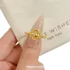 Estilo Mismo de Xiaohongshu Oro Arena Chispa Ardiente Oro Hueco Trébol de Cuatro Hojas Anillo Luz Lujo Ligero Sentido del Diseño Inmediatamente Trae Riqueza Anillo