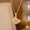 Collar de Acero de Titanio Dongguan para Mujer con Colgante en Forma de Corazón de Diamante Rosa Microincrustado, Cadena para Clavícula Versátil y de Moda Chapada en Oro de 18 Quilates