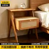 Mesita de noche moderna y minimalista, pequeño armario de almacenamiento para el pie de la cama, nuevo diseño con un toque de lujo y sofisticación, armario de almacenamiento para el dormitorio y estantería