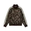 Chaqueta de fábrica disponible en stock con estampado de leopardo retro americano y tres rayas para hombre y mujer, chaqueta de primavera y otoño de estilo urbano con patchwork de rayas y cuello alto