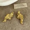 Coleção de brincos vintage de luxo leve de nicho com design irregular de onda dourada torcida, brincos da moda e simples para o dia a dia para mulheres