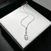 2026 Nuevo Colgante Pequeño de Gota de Agua con Collar de Letra de Diamante, Moderno, Clásico, Sencillo, Versátil para el Uso Diario, Venta Directa de Fábrica para Mujeres