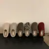 Chinelos de pelúcia retrô para mulheres, adequados para uso externo, estilo de inverno novo e moderno 2026, chinelos de algodão preguiçosos sem cadarço com biqueira fechada