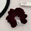 Scrunchie de Veludo com Glitter Fino Preto e Vermelho Pérola Retro Feito à Mão para Outono e Inverno Coreano Prendedor de Cabelo Scrunchie Versátil Acessório de Cabelo
