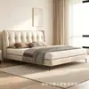 Cama tapizada de estilo minimalista italiano color crema con cabecero capitoné vertical, cama moderna simple de arte en piel para dormitorio principal, cama doble de lujo ligero