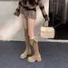 Colección Otoño 2026: Botas de punta redonda, corte bajo, con tacón grueso y plataforma que son cómodas, antideslizantes, versátiles y te hacen ver más alta y delgada.