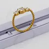 Anillo de Acero Inoxidable con Circonita Blanca Europeo y Americano Transfronterizo, Moderno y de Moda, Accesorio de Joyería Versátil con Diseño Espiral