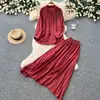 Conjunto de Duas Peças para Mulheres no Outono: Camisa de Manga Longa com Bordado de Flores Tridimensional Estilo Gentil e Preguiçoso e Saia de Alça para Mostrar Magreza e Elegância