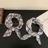 ¡Pequeña literatura y arte gris! Pañuelo Cuadrado Pequeño de Algodón Estampado Azul y Rojo Vintage Estilo Coreano Pañuelo Versátil de Alta Calidad