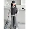 Conjunto estiloso e elegante de três peças para meninas, com um colete vazado, uma blusa de manga longa com acabamento em renda e calças casuais de perna larga, perfeito para a primavera e o outono.