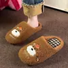 Chinelos de casa de urso de desenho animado squishy para mulheres 2026 novos chinelos de algodão quentes de pelúcia antiderrapantes internos para homens