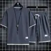 Conjunto de duas peças esportivo e casual para homens: camiseta de manga curta e shorts, em estoque para atacado, estilo Hong Kong, modelagem solta, shorts de meia manga falso de duas peças