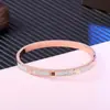 Pulseiras de Casal de Luxo Leve de Alta Qualidade, Aço Titânio Abertas com Design de Nicho, Pulseiras Modernas Populares Estilo Ins