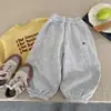 Pantalones de chándal para niños con forro polar, nuevo estilo invierno 2025, unisex, diseño de retazos con letras bordadas, pierna cónica, pantalones largos, pantalones deportivos para bebé
