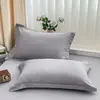 Um par de fronhas de algodão lavado, cada uma medindo 48 cm x 74 cm, adequado para camas de solteiro ou casal, em cores sólidas