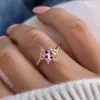 Anillo de cuadrilátero con forma de diamante de diseño exclusivo de Cao Shi, joyería de cristal rosa sintético de aspecto de hada, anillo dulce nuevo de Taobao
