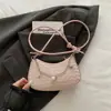 Nova bolsa de ombro feminina da moda transfronteiriça 2026, bolsa versátil para ombro e transversal com corrente, estilo simples e chique